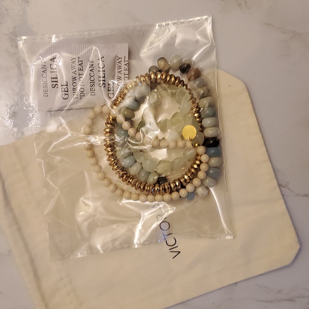 Victoria Emerson Lot - 3 Bracelets and 1 Necklace - Picture 2 of 4